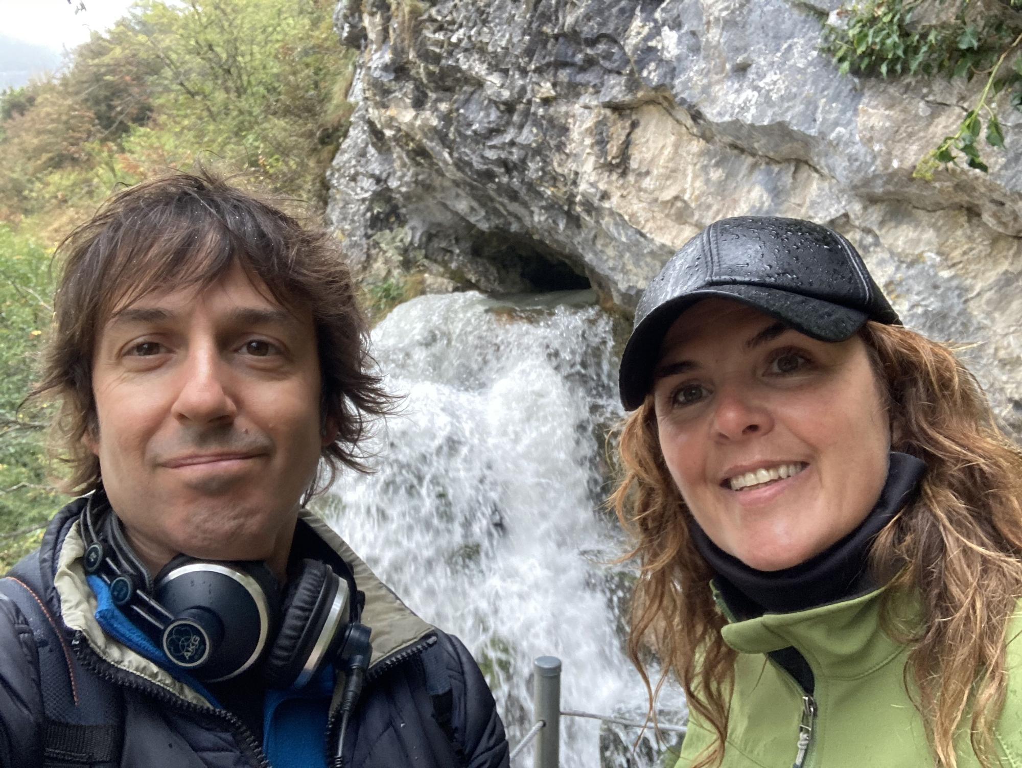 Álex García junto a Yolanda Palomo, directora de la Cueva de Güixas, uno de los rincones que se descubren en el podcast