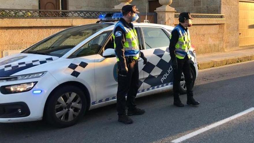 Agentes de la Policía Local de O Grove, provistos de máscara.