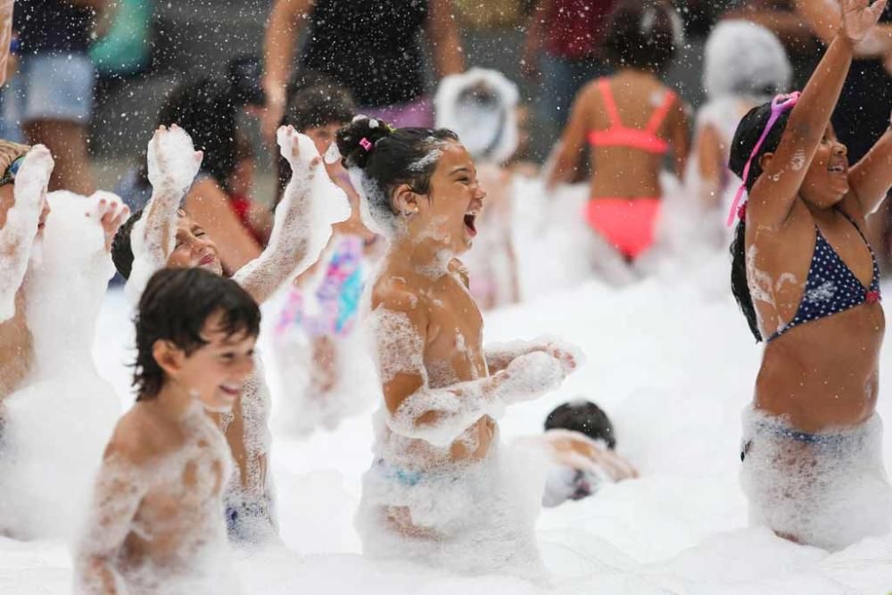 Bañadores, gafas de piscina y chanclas fueron las armas que utilizaron los niños para jugar con las burbujas