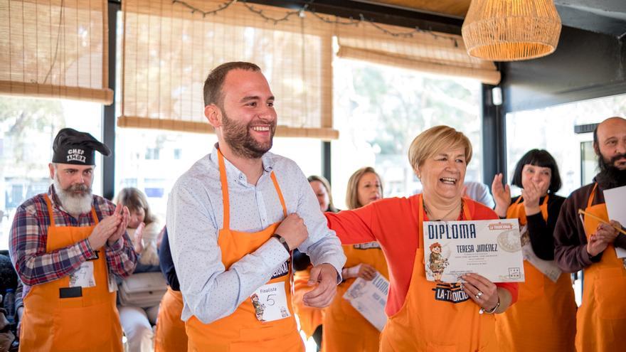 Miguel Navarro logra el primer premio con su plato de ternasco.