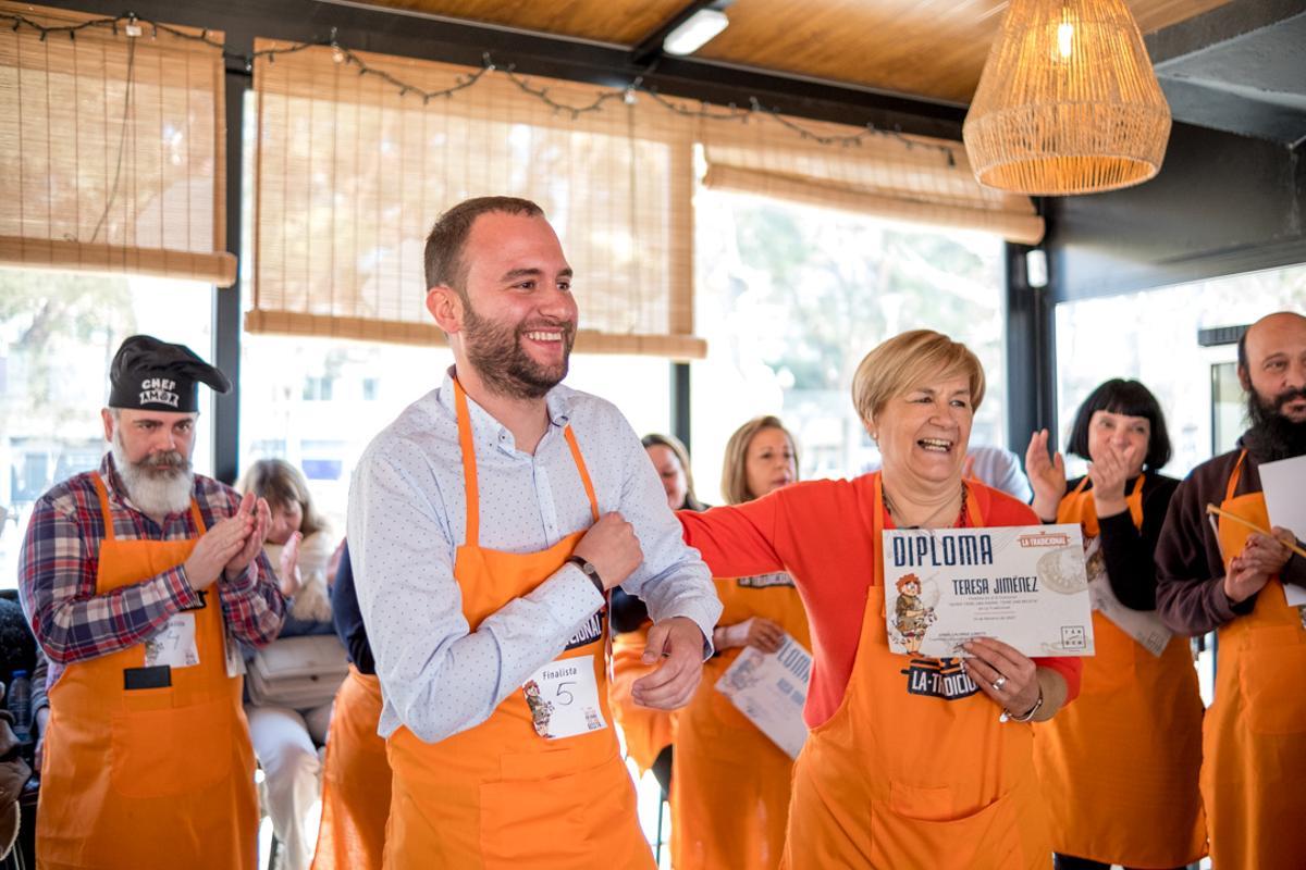 Miguel Navarro logra el primer premio con su plato de ternasco.