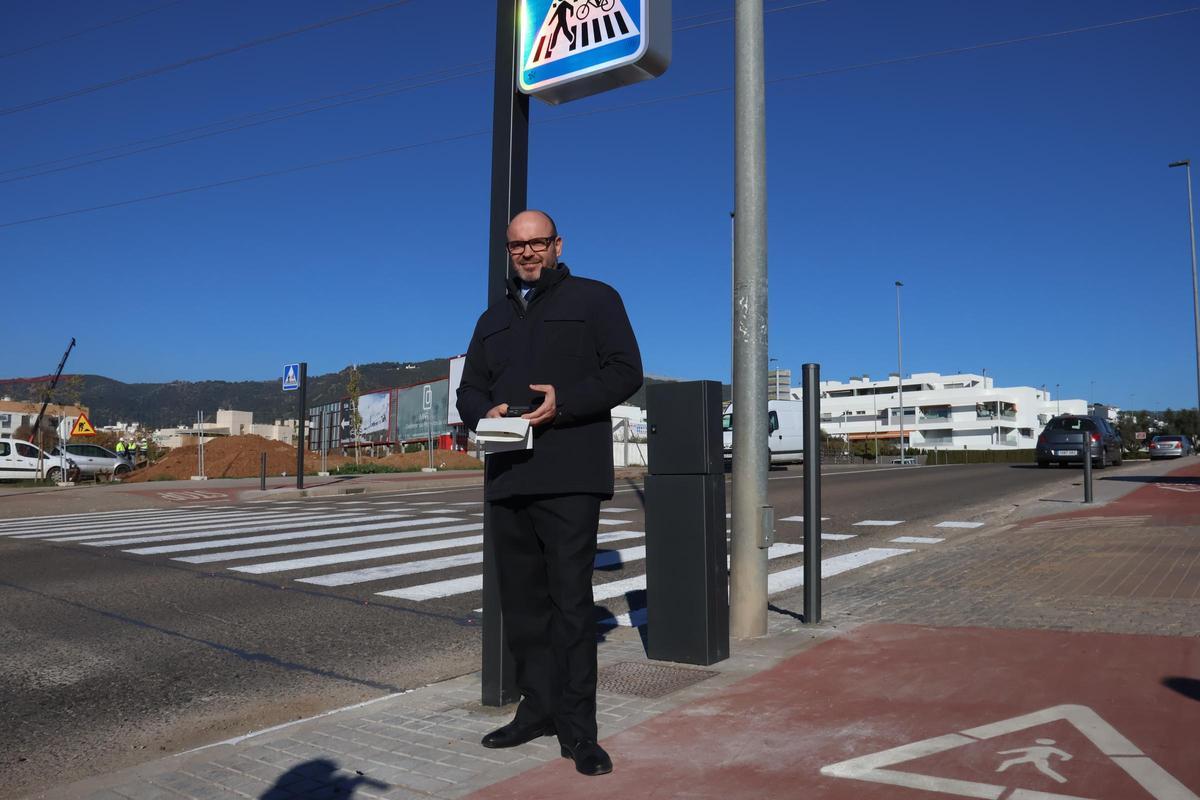 El delegado de Movilidad y Seguridad Vial del Ayuntamiento de Córdoba, Bernardo Jordano, en el punto donde se está probando el paso de peatones.