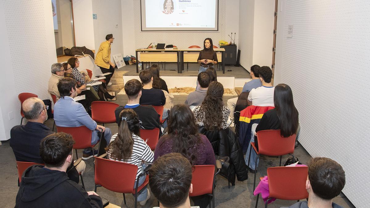 Ester Gutiérrez, vicepresidenta de la diputación, en una actividad de una edición de la escuela de talento.