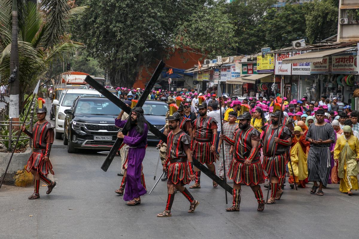 Las mejores imágenes de la pasión de Cristo recreada en Bombay.