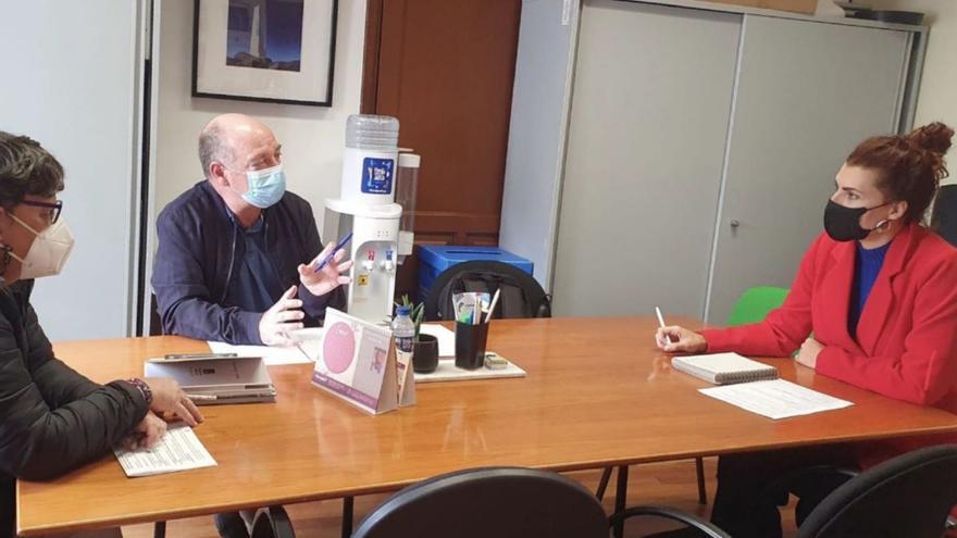 Un momento de la reunión entre Paco Roda y María José Roca (derecha). | | E.D.