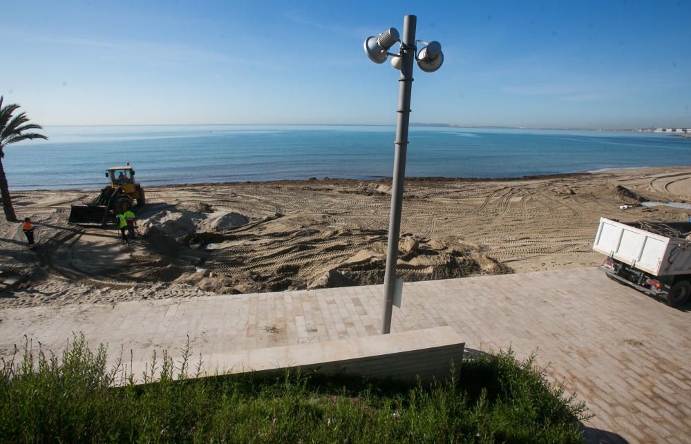 Suciedad en la playa de la Albufereta tras la riada