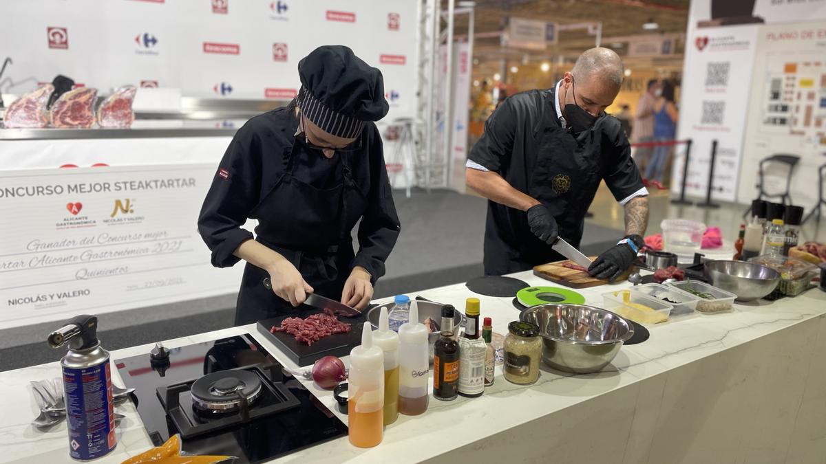 Andrea Delgado conquistó al jurado en el concurso de Mejor Steak Tartar de Alicante Gastronómica 2021.