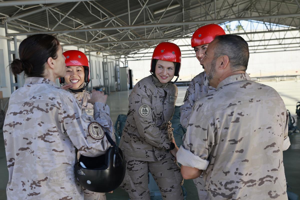 Charla entre instructores de la Escuela Militar de Paracaidismo “Méndez Parada” y alumnos del curso básico de paracaidismo previo a su primer salto