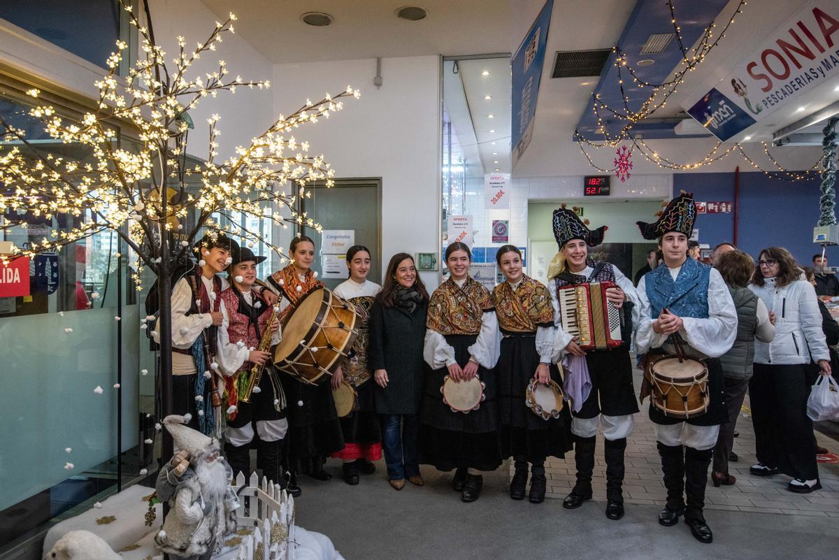 Encendido de las luces de Navidad en el mercado de Elviña de A Coruña