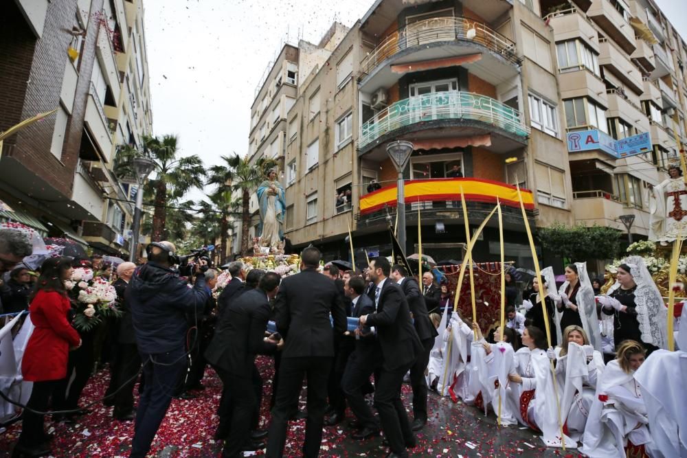 Pese a la fina lluvia que caía a primera hora de la mañana la procesión de Domingo de Resurección pudo celebrar el tradicional Encuentro en las cuatro esquinas