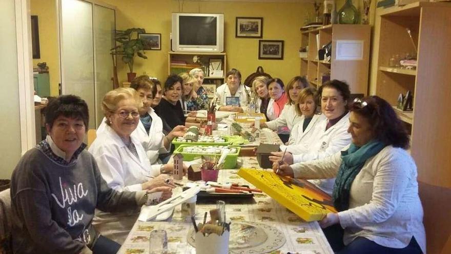 Numerosas participantes en el taller de manualidades en el local de AMRA en Villabona.