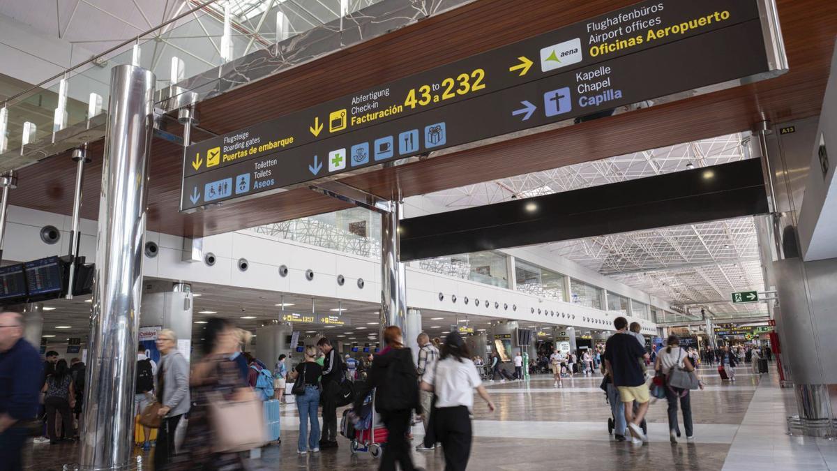 Terminal del aeropuerto Tenerife Sur, en Granadilla de Abona. | ARTURO JIMÉNEZ