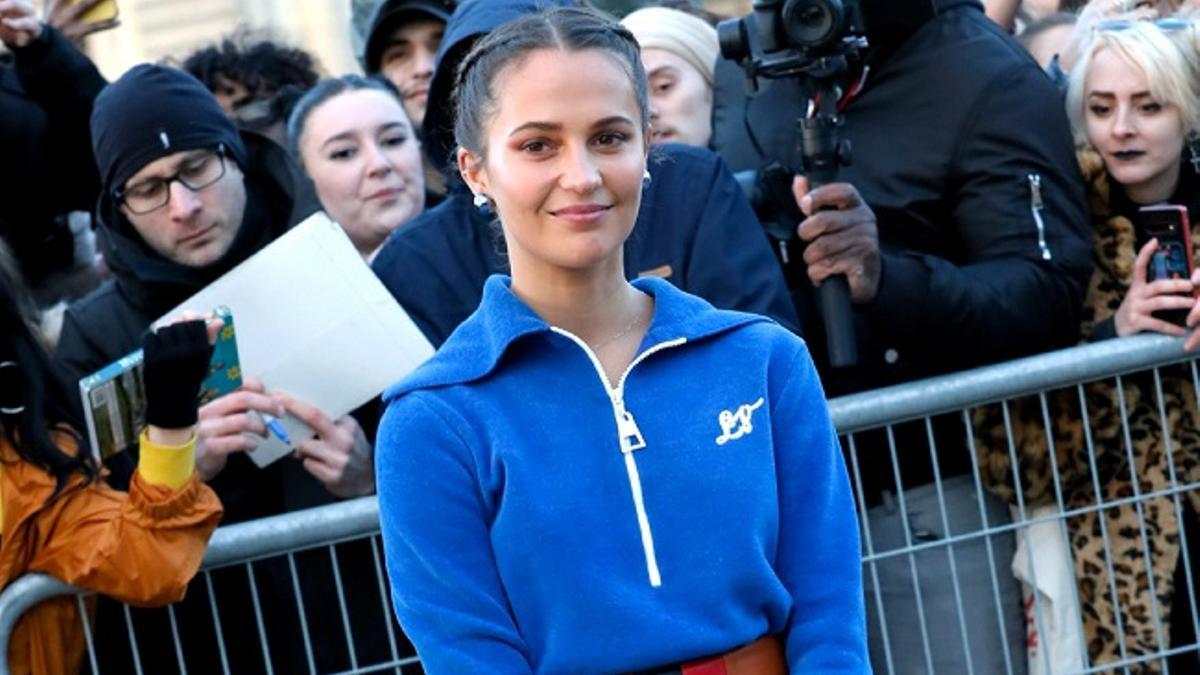 Alicia Vikander ha vuelto a llevar mocasines con tacón porque son los zapatos más cómodos y de tendencia de la temporada