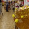 Botellas de aceite de girasol en un supermercado.