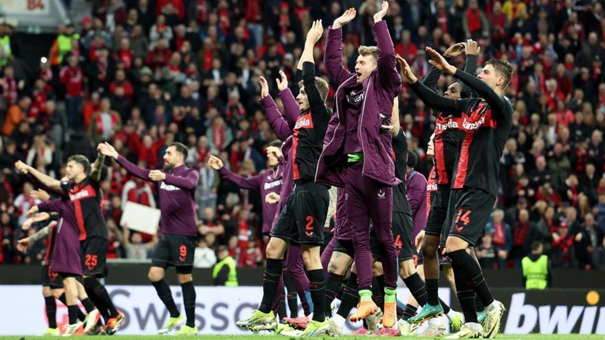 Los jugadores del Bayer Leverkusen celebran el pase a los cuartos de final de la Europa League.