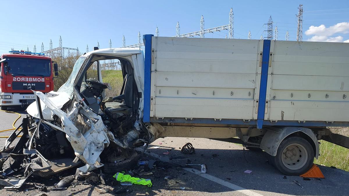 El camión implicado en el accidente de este sábado en la carretera de Alcolea.