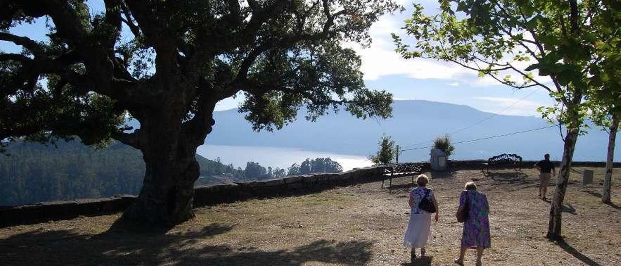 Mirador del monte de A Peneda, entre los municipios de Redondela y Soutomaior. // FdV