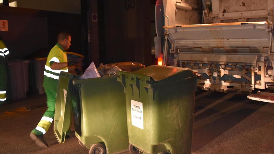 Operaris fent la recollida del porta a porta a Berga