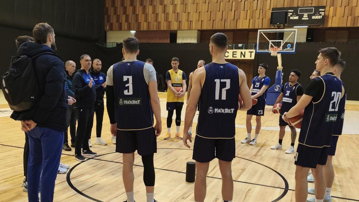 Sulejmanovic y Castañeda, en el corrillo de la selección de Bosnia y Herzegovina.