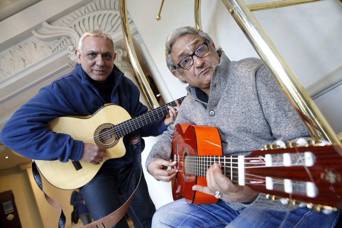 El dúo Los Amaya, José (i) y Delfín (d) Amaya, durante su entrevista con Efe ante la publicación el 12 de marzo del disco "Vuelven Los Amaya" (Universal)