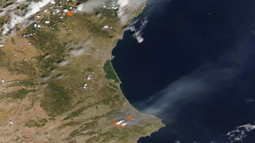Nubes de humo de los incendios de la Vall d&#039;Ebo y Bejís