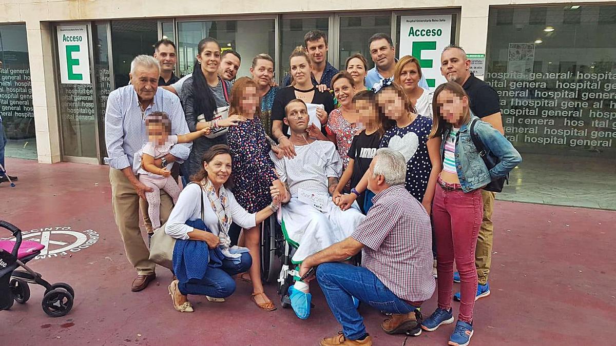 Víctor, rodeado de familiares, en una foto retrospectiva durante los días que pasó ingresado para su recuperación.