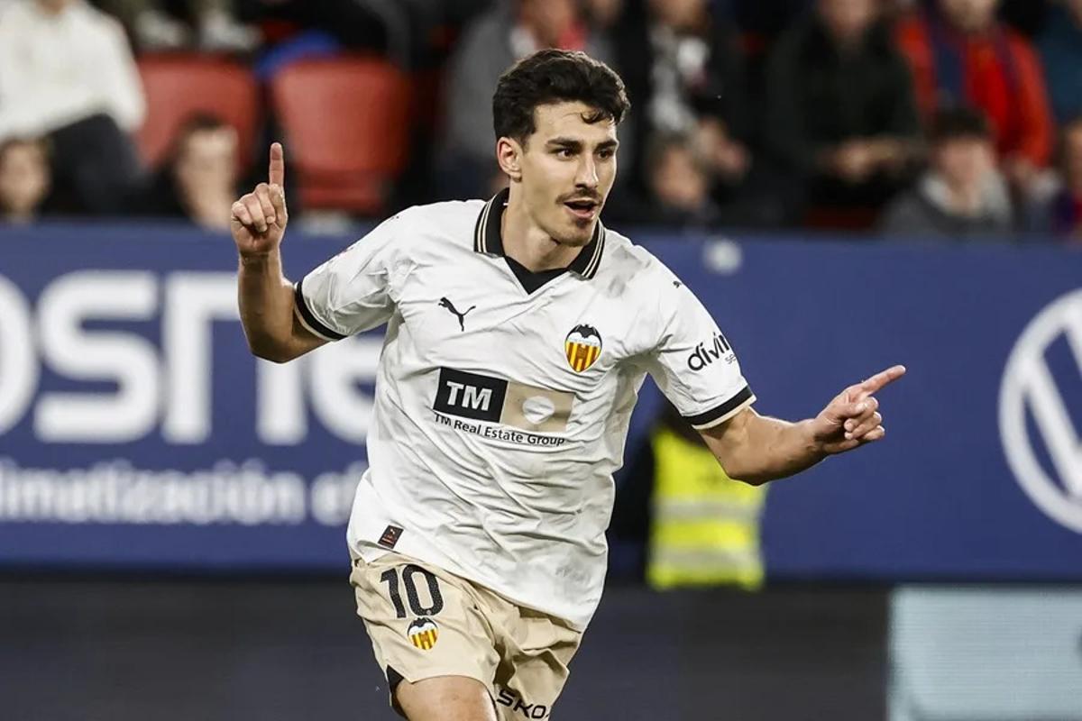 Andre Almeida en un partido con el Valencia CF