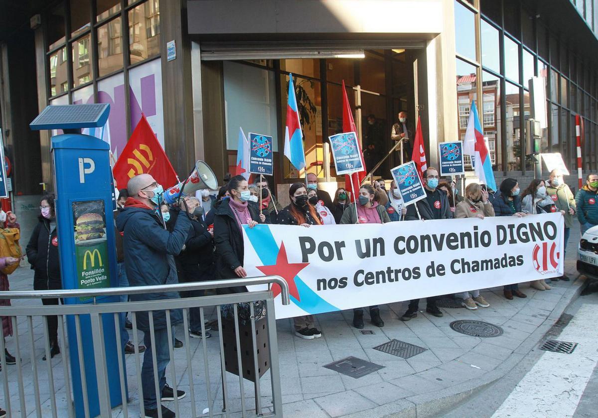 Concentración para reclamar un convenio digno para los teleoperadores.