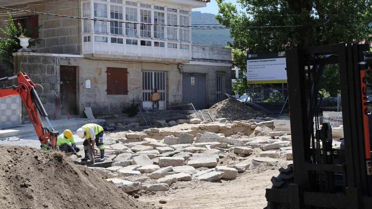 El tramo de calzada medieval que da continuidad a la llamada Ponte Vella en la plaza Victoria Cadaval.