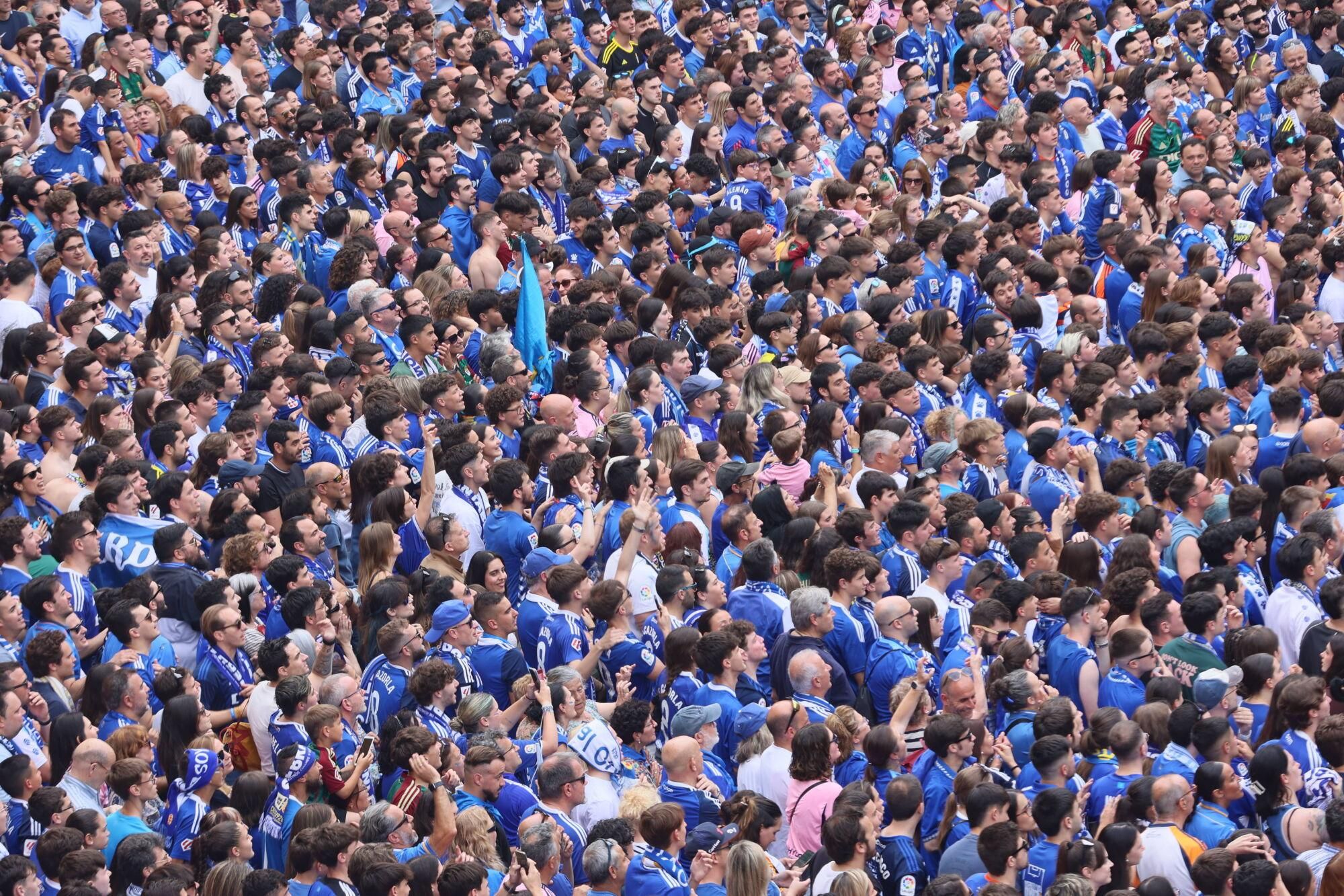Locura azul en las calles de Oviedo para celebrar el ascenso del equipo a Primera División