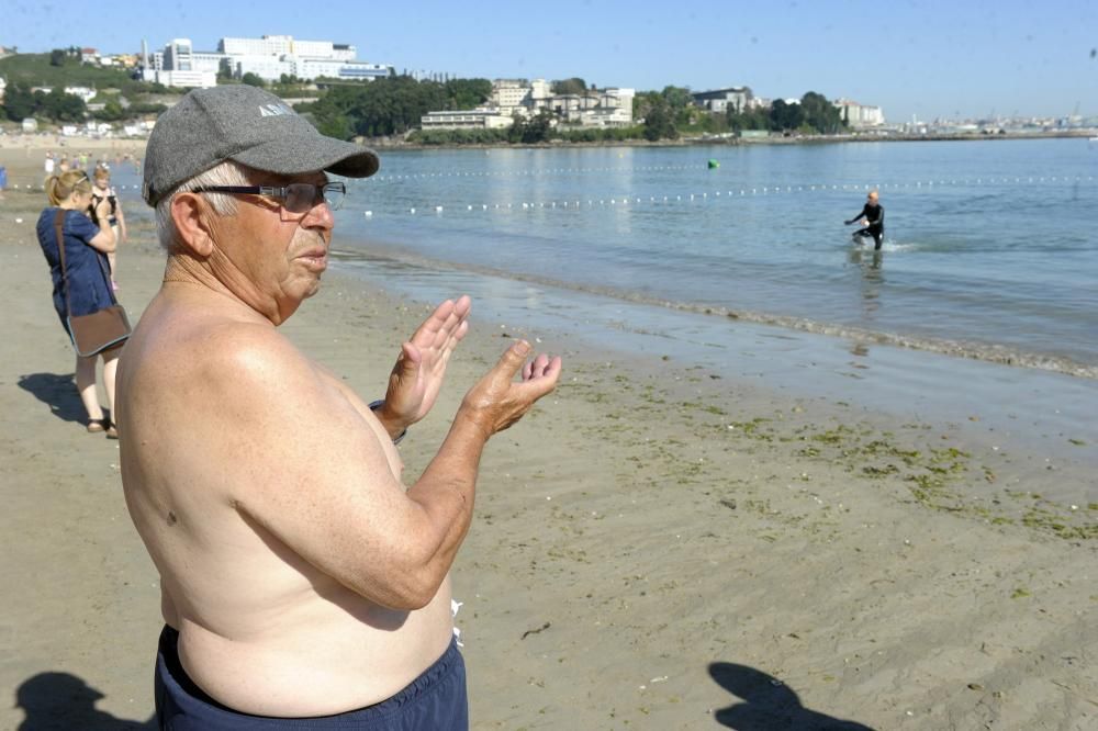 Más de 130 nadadores inauguran la Travesía Costa Oleiros