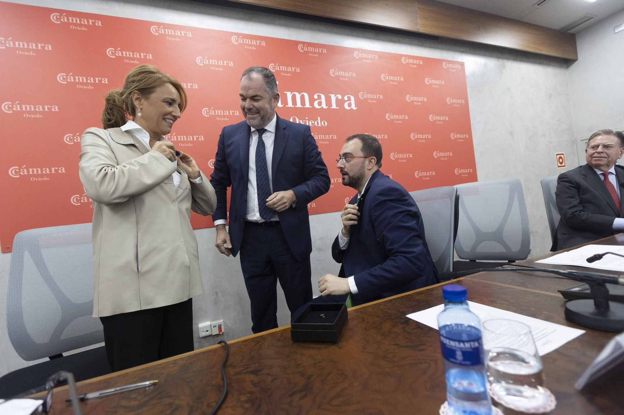 En imágenes: Obdulia Fernández recoge la Medalla de Oro de la Cámara de Oviedo