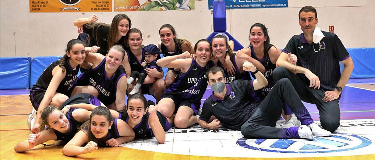 Jugadoras y técnicos de UpB Gandia celebran su histórica clasificación para el Nacional. | UPBG