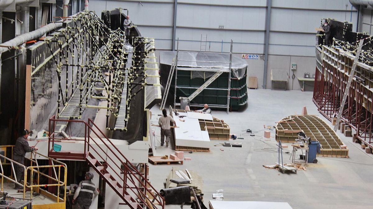 Operarios, ayer, trabajando en la construcción del molde para el primer ferry de Portugal. | T. Cascudo