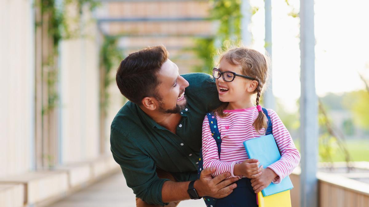 Un adulto con una niña.
