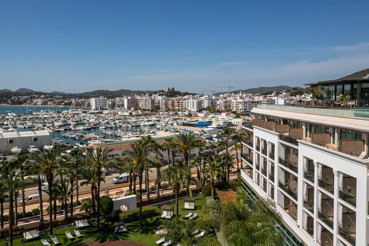 El hotel Aguas de Ibiza, en Santa Eulària, ya está abierto.