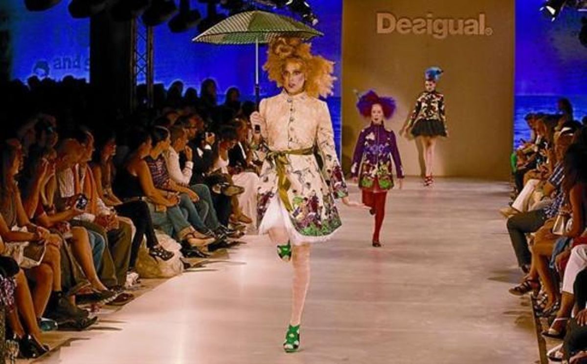 Desigual fon disseny i circ  en una desfilada al costat del mar_MEDIA_1