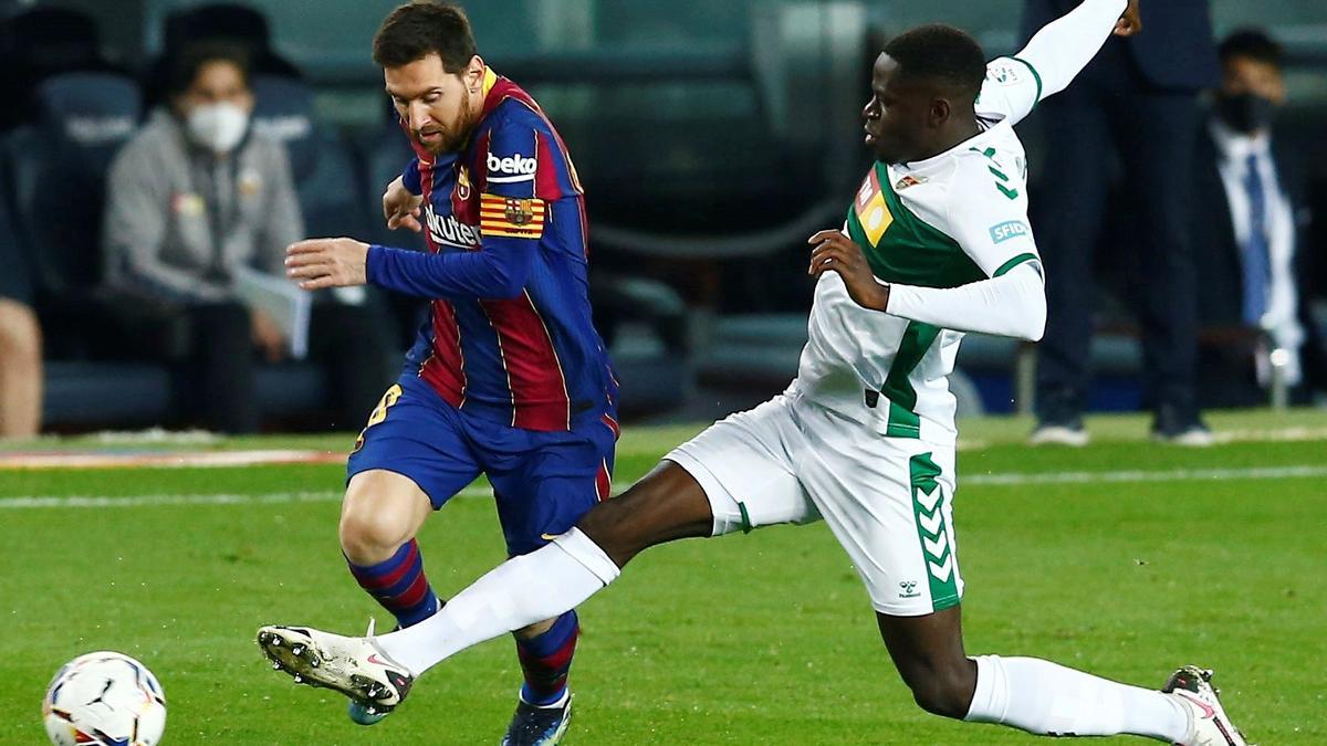 Mfulu corta un balón a Leo Messi durante un partido del Elche contra el Barcelona