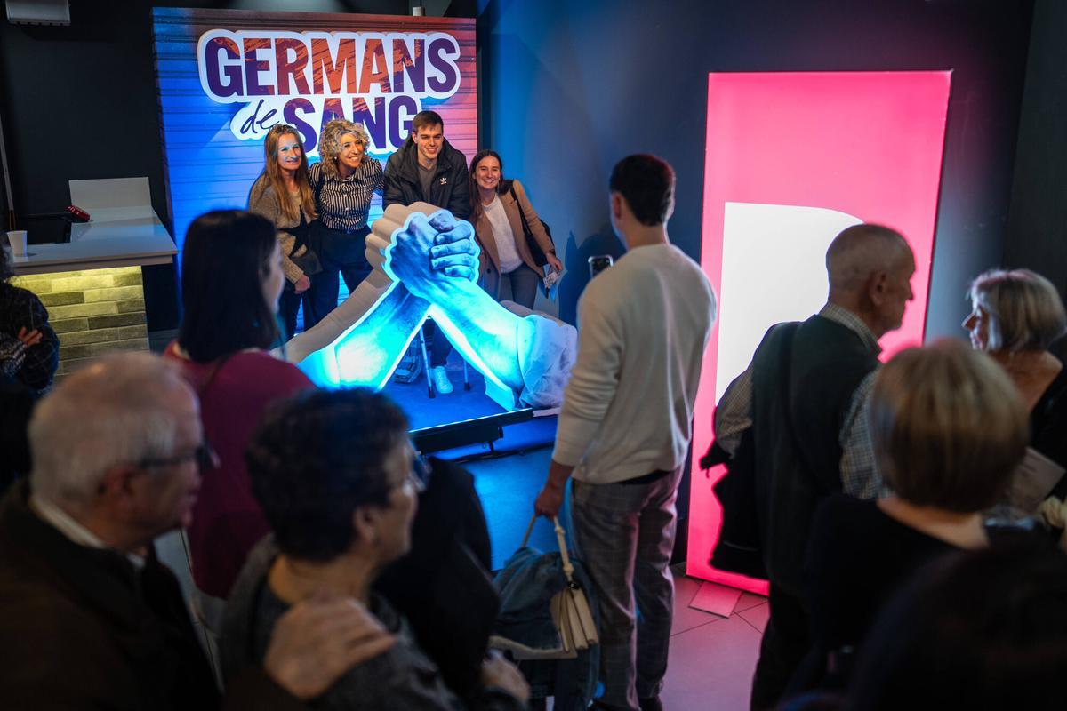 Sesión de Germans de Sang en el Teatro Condal, para los suscriptores y lectores de El Periódico, Diari de Girona, Regió 7 y del semanario Empordà.