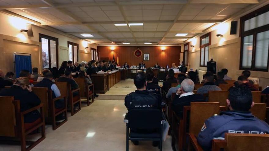 Los 30 condenados, durante el juicio celebrado a principios de abril en la Audiencia Provincial.