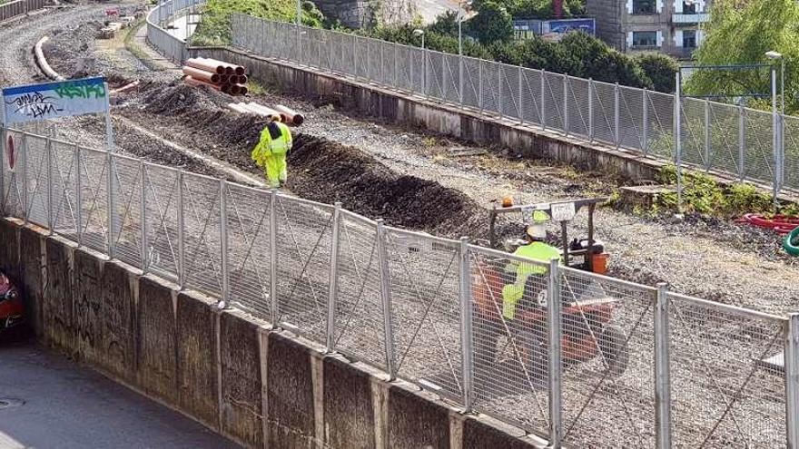 Fotos de las antiguas vías del tren en Mestre Chané, que será cortada al tráfico desde el lunes. // M.G. Brea