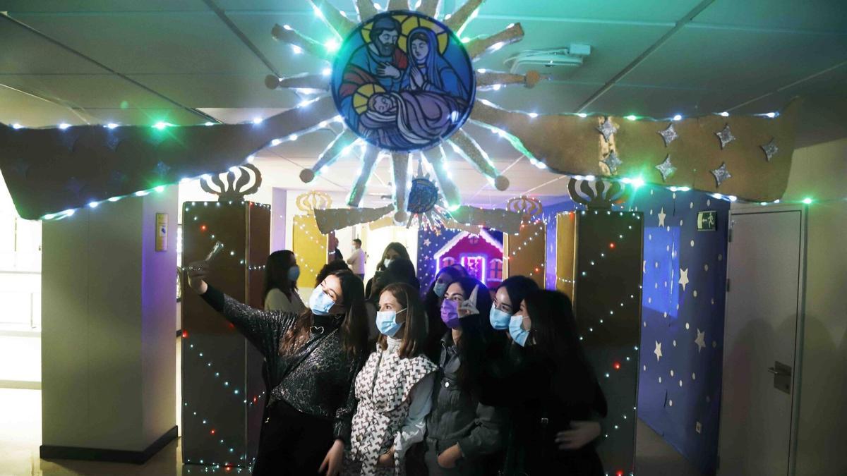 La magia de la Navidad ilumina el Hospital Materno Infantil de Málaga