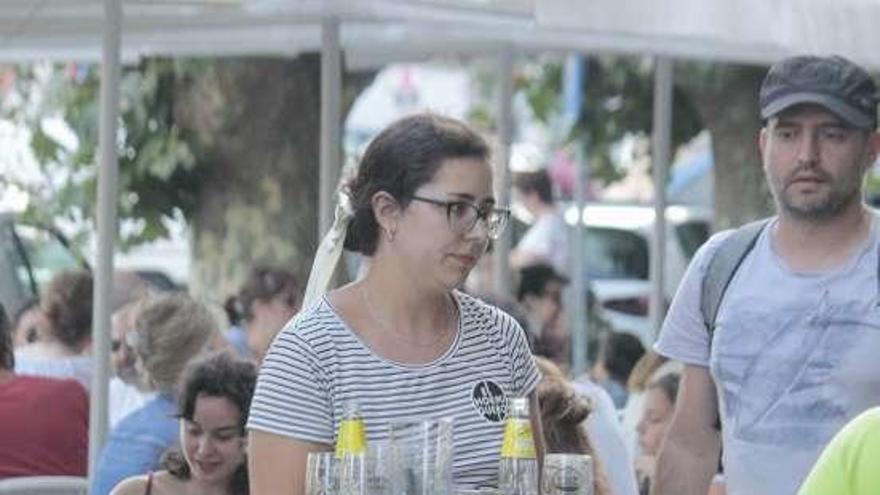 Una empleada en una cafetería en Cangas. // Santos Álvarez