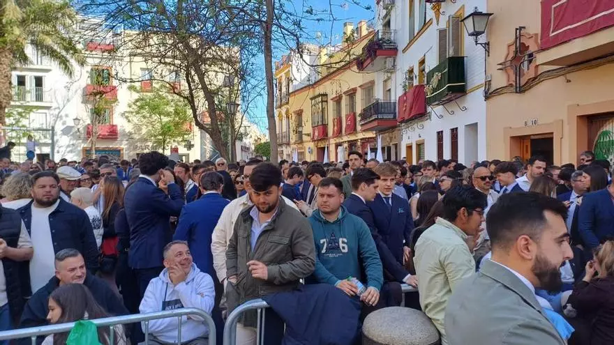 Vídeo | Bulla en San Juan de la Palma para ver la salida de La Amargura a 50 minutos de que ponga su cruz de guía en la calle