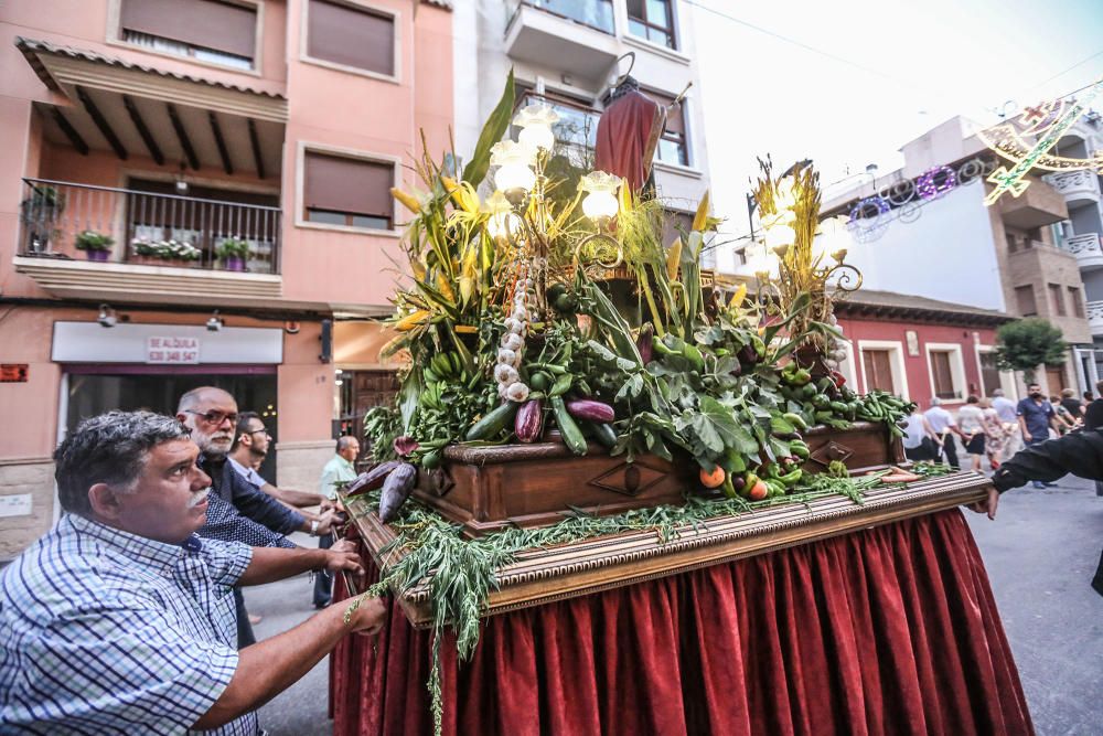 La ciudad sale a la calle para acompañar a las reliquias