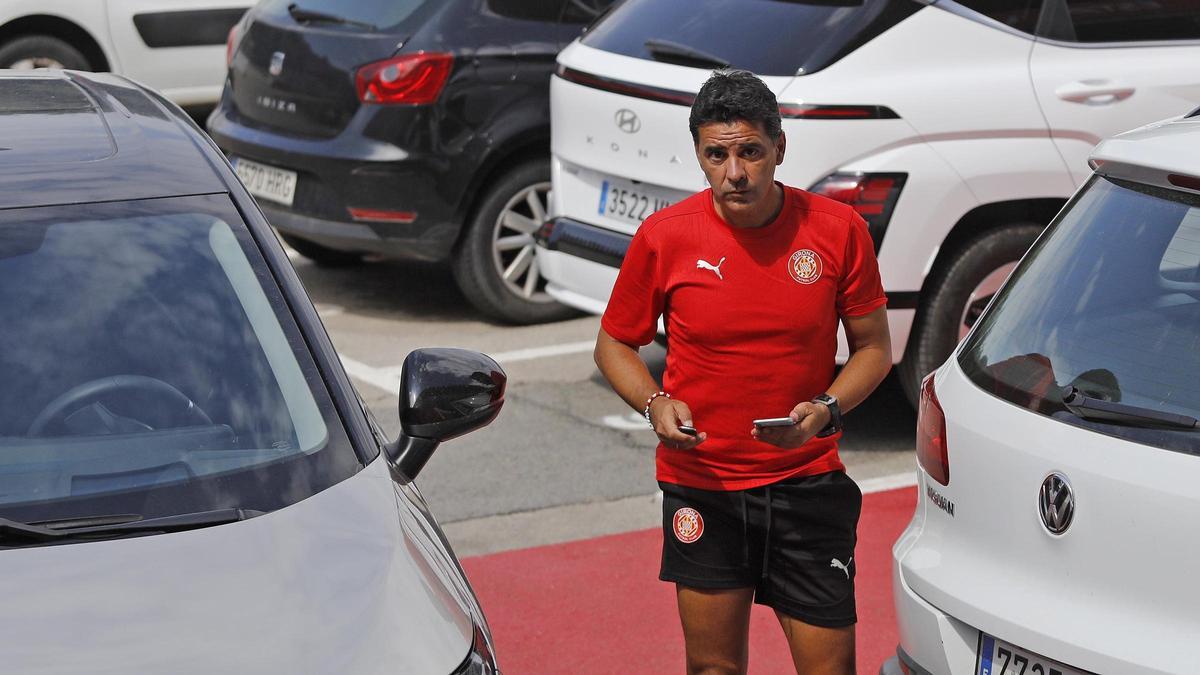 Míchel Sánchez llega a Montilivi para la rueda de prensa previa al partido con el Betis.