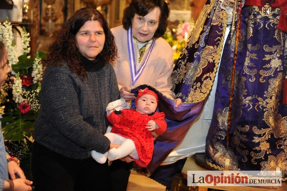 Bajo el manto de la Virgen