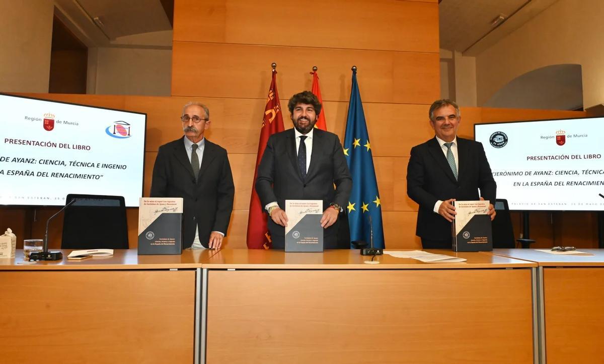 Ángel Ferrández, Fernando López Miras y Juan María Vázquez, este lunes en la presentación de la obra dedicada a la figura de Jerónimo de Ayanz