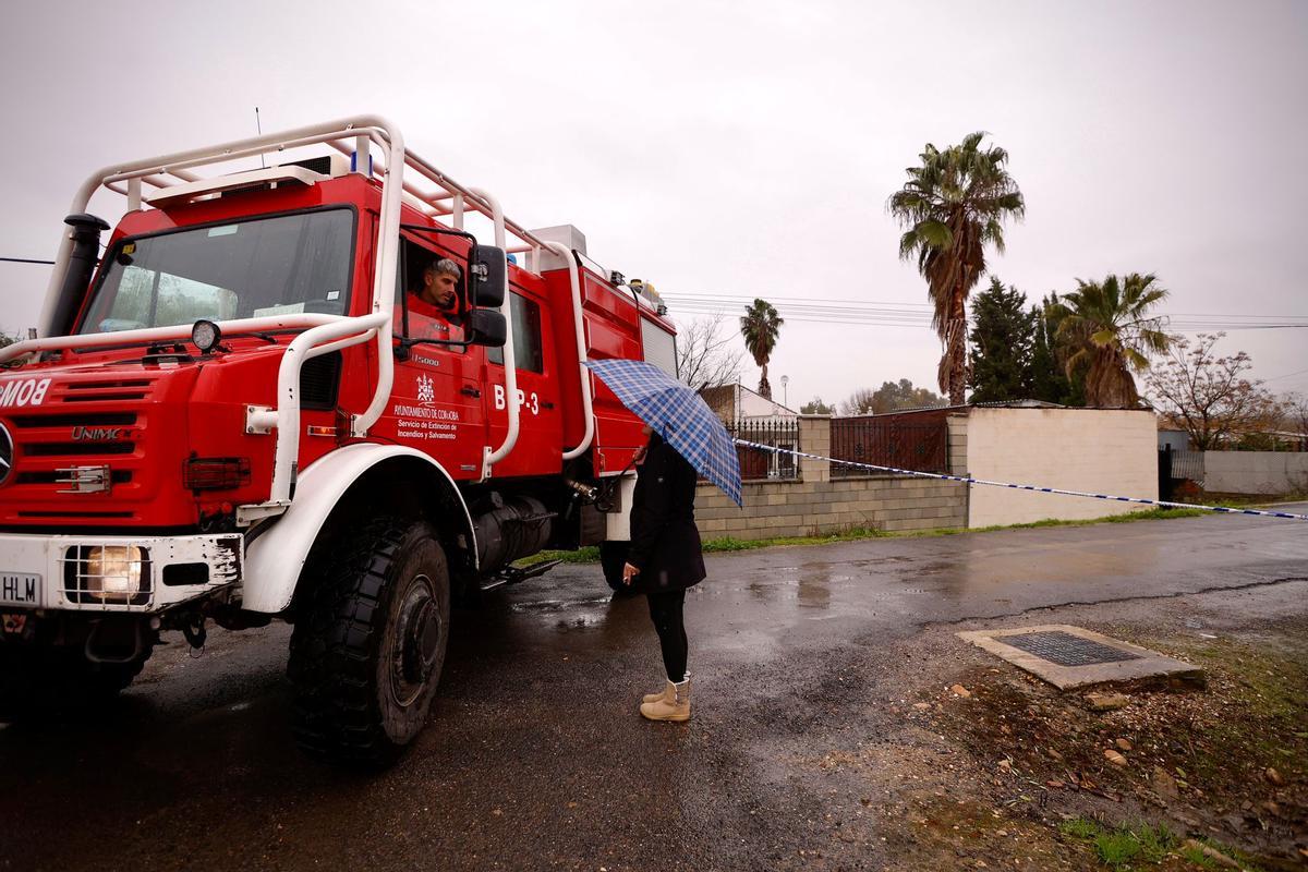 Vecinos de Majaneque acceden a sus viviendas a recoger enseres