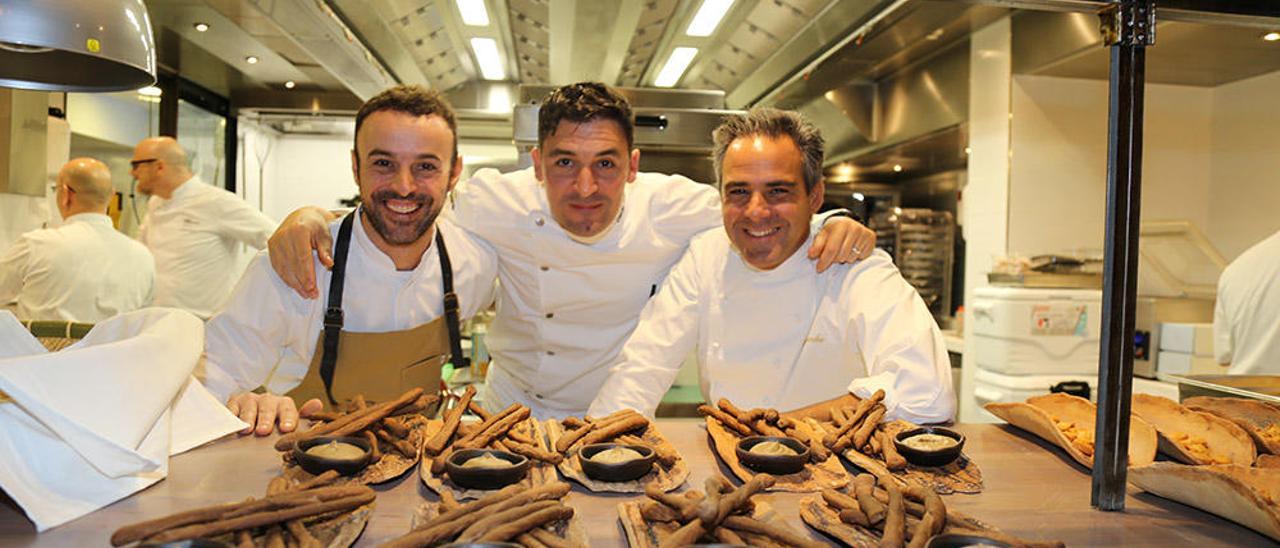 Los premiados Pau Barba y Oscar Molina junto a otro chef, José Miguel Bonet, en una imagen de archivo.